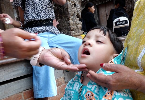 देशभर भिटामिन ‘ए’ र जुकाको औषधि वितरण, पाटनको मंगलबजारमा पनि अभियान सञ्चालन