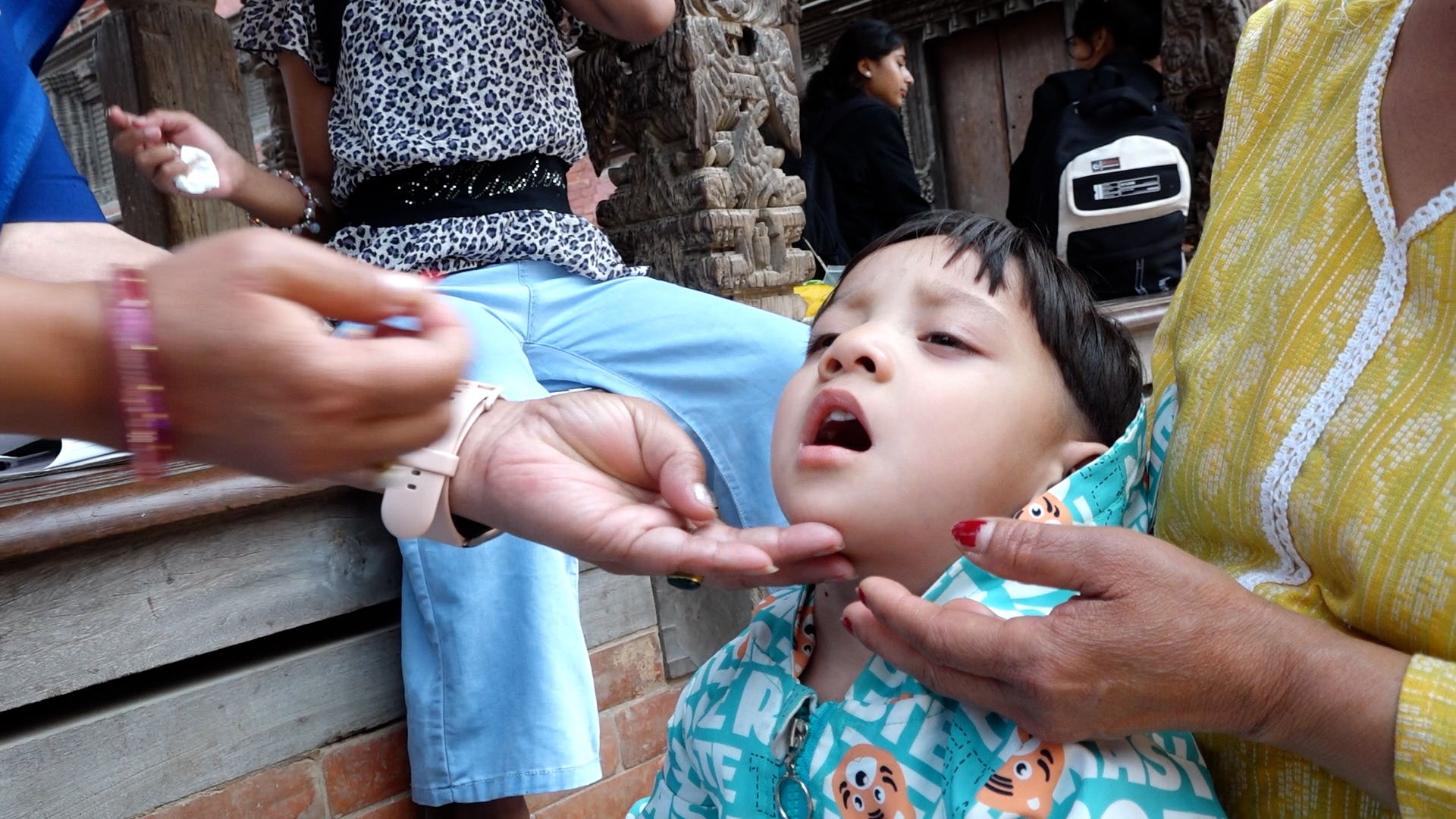 देशभर भिटामिन ‘ए’ र जुकाको औषधि वितरण, पाटनको मंगलबजारमा पनि अभियान सञ्चालन