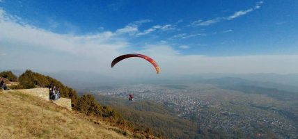 प्याराग्लाइडिङले रङ्गिँदै सुर्खेतको आकाश