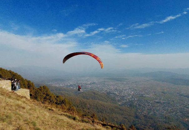 प्याराग्लाइडिङले रङ्गिँदै सुर्खेतको आकाश