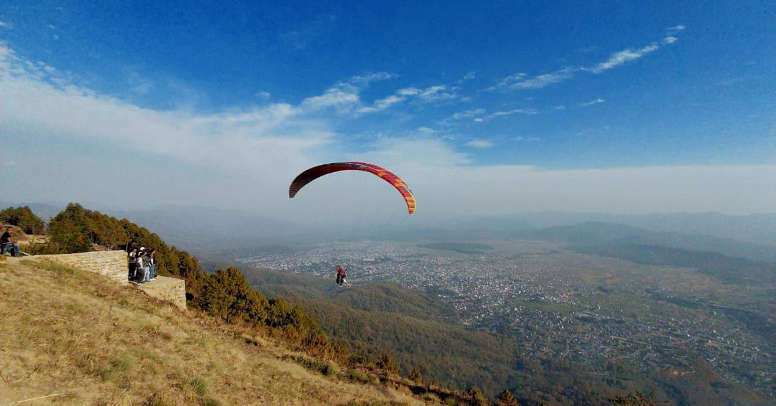 प्याराग्लाइडिङले रङ्गिँदै सुर्खेतको आकाश