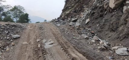 वर्षाका कारण मध्यपहाडी लोकमार्ग अवरुद्ध