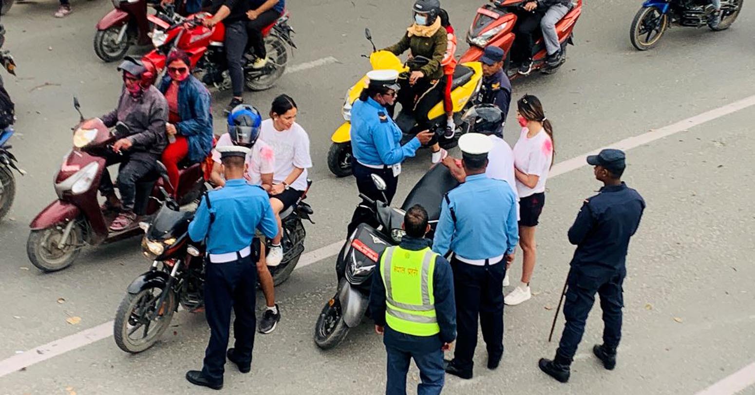 ट्राफिक प्रहरीद्वारा काठमाडौंमा पछिल्लो २४ घण्टामा २३ लाख २० हजार राजस्व सङ्कलन