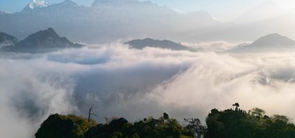 जलजलामा हिमाल र बादलको लुकामारी