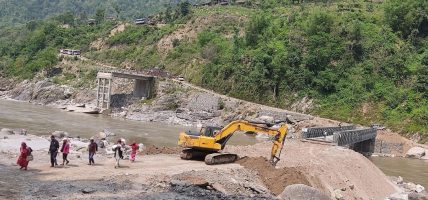 सुनकोशीको बेलिब्रिज झिकिएपछि समस्यामा स्थानीय
