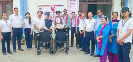 मुक्तिनाथ विकास बैंकद्वारा विभिन्न संस्थाहरुलाई व्हीलचेयर प्रदान