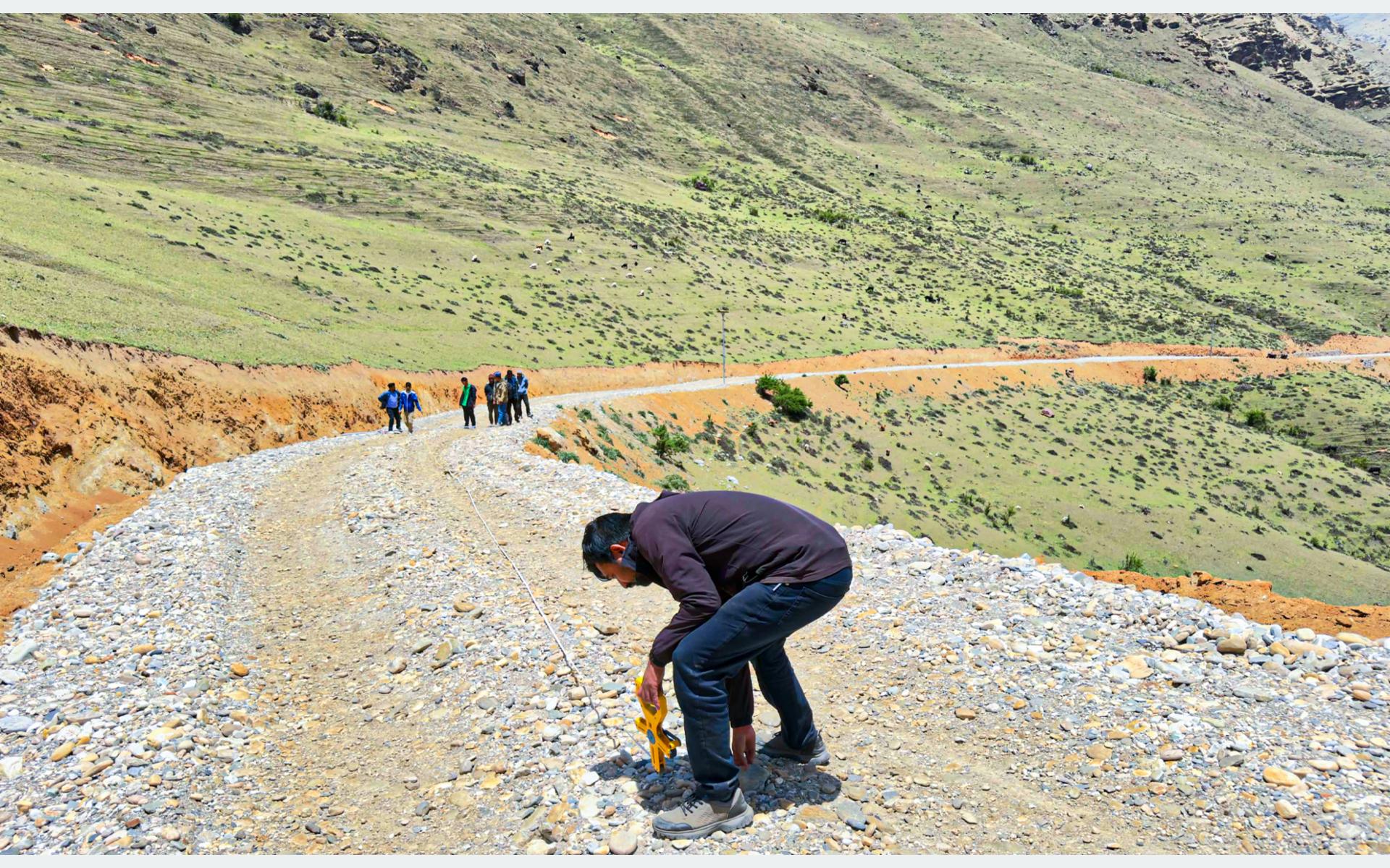 ढोरपाटन–निसेलढोर सडक स्तरोन्नति