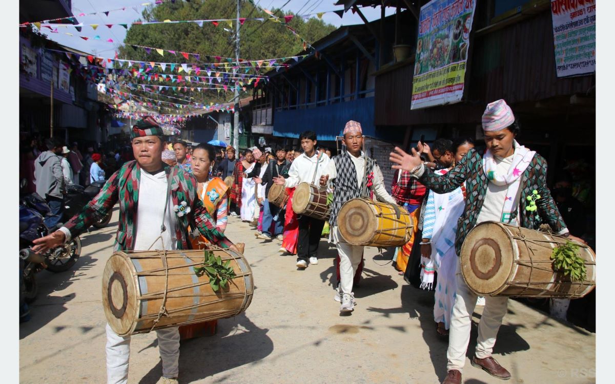 त्रिसाली मेलामा रमाउँदै यासोक