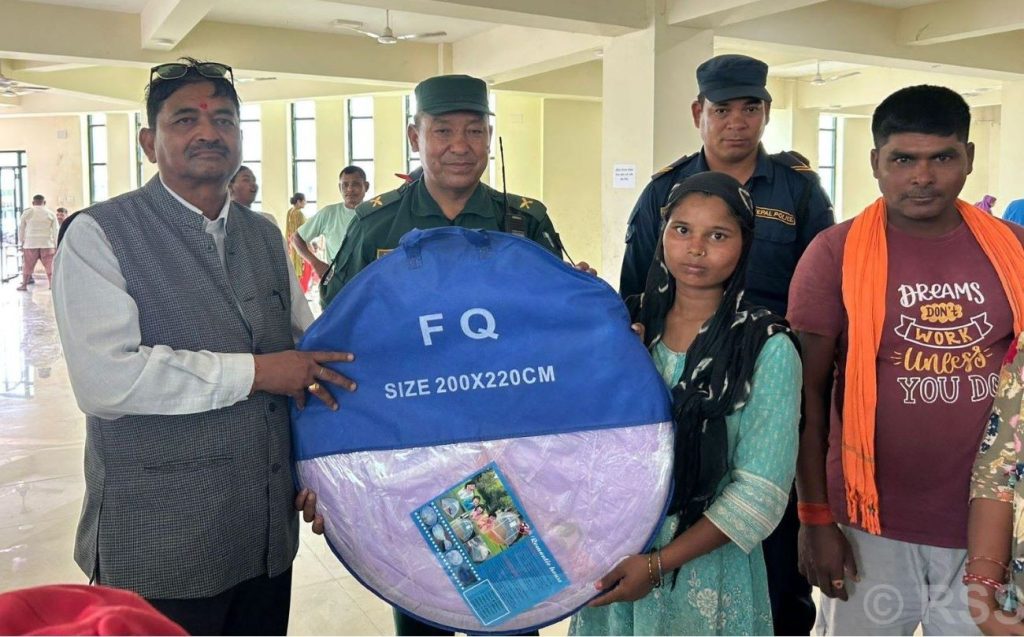 होल्डिङ सेन्टरका सुकुमवासीलाई झुल वितरण