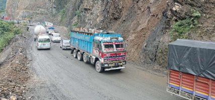 नारायणगढ–मुग्लिन सडकमा पहिरोको उच्च जोखिम भएका ठाउँमा नियन्त्रणको काम गरिँदै
