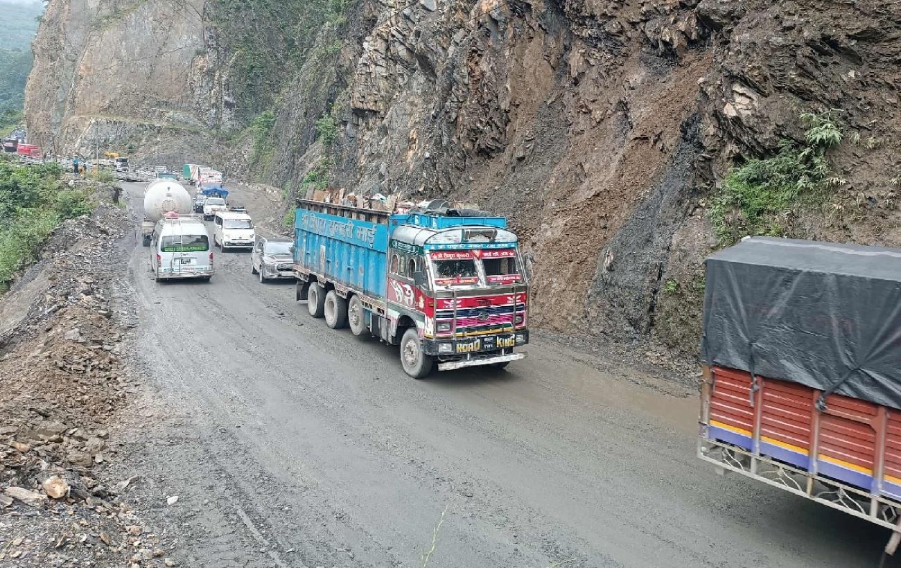 नारायणगढ–मुग्लिन सडकमा पहिरोको उच्च जोखिम भएका ठाउँमा नियन्त्रणको काम गरिँदै