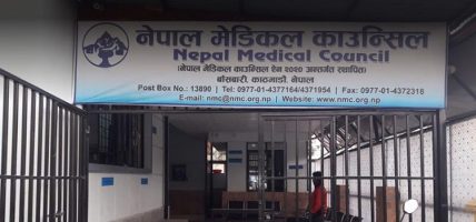 विदेशी नागरिकता लिएका १९ चिकित्सकको लाइसेन्स खारेज