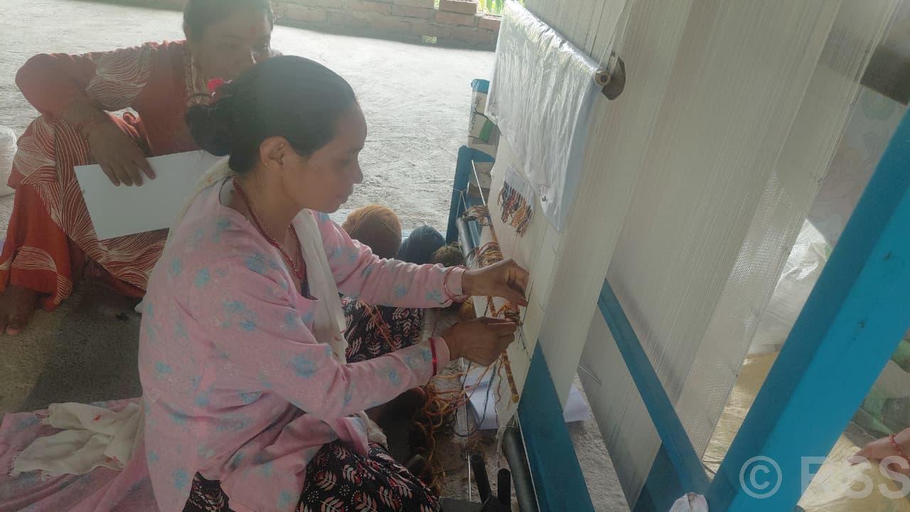 गलैँचा बुन्न व्यस्त महिलाहरू