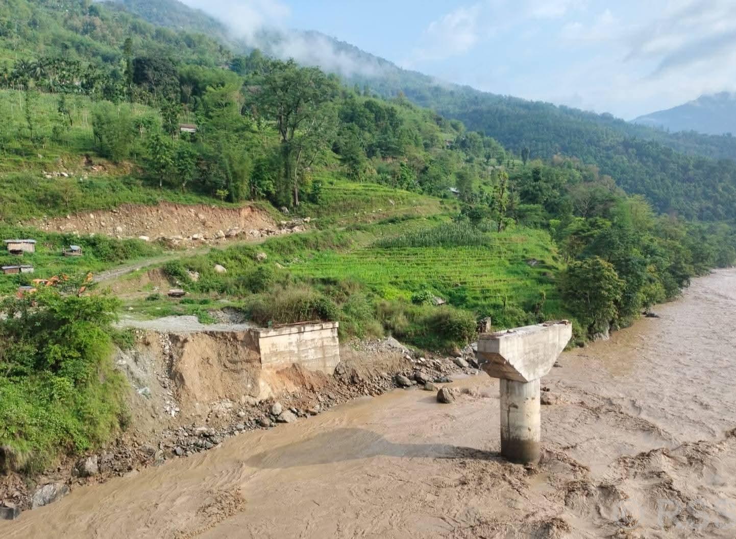 बाढी पहिरोले चार परिवार विस्थापित, जलविद्युत् आयोजनामा क्षति