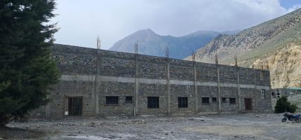 मुस्ताङको जोमसोममा निर्माणाधीन कभर्ड हल दुई वर्षदेखि अलपत्र