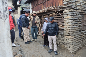 छपनी ढुङ्गा बिछ्याएर ढलको नाला ढलान गरेपछि…