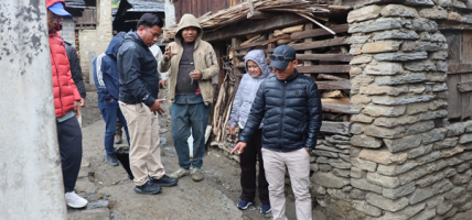 छपनी ढुङ्गा बिछ्याएर ढलको नाला ढलान गरेपछि…