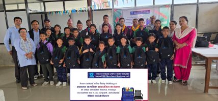 नेपाल एसबिआई मर्चेन्टद्वारा विद्यालयलाई शैक्षिक सामग्री वितरण