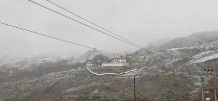 बर्खा लाग्यो, तर हिउँ पर्न छाडेन