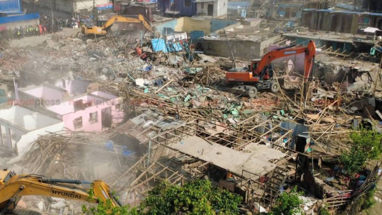 बल्खु क्षेत्रको सुकुमबासी बस्तीमा चल्यो डोजर