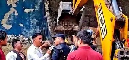 हेटौंडा–पथलैया खण्डको तीन नम्बर पुल नजिकको बस्तीमा डोजर चल्यो, ७० बढी होटल व्यवसायी विस्थापित