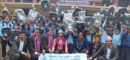हिमालयन लाइफद्वारा ४०९ जना विद्यार्थीलाई स्कुल ब्याग हस्तान्तरण