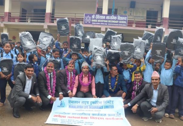 हिमालयन लाइफद्वारा ४०९ जना विद्यार्थीलाई स्कुल ब्याग हस्तान्तरण
