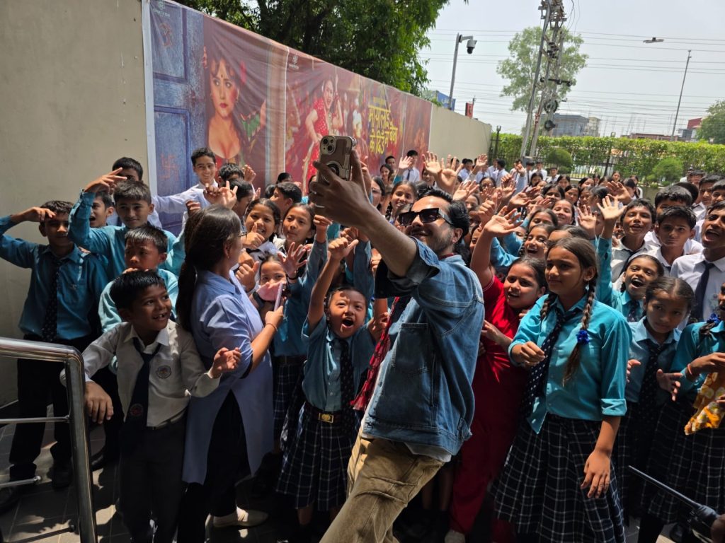 विद्यार्थीमाझ ‘लालीबजार’ : फिल्म हेर्न विद्यालयले नै लिए अगुवाइ