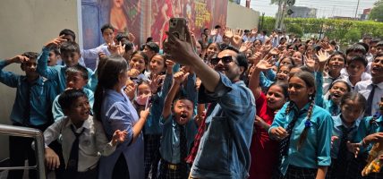 विद्यार्थीमाझ ‘लालीबजार’ : फिल्म हेर्न विद्यालयले नै लिए अगुवाइ