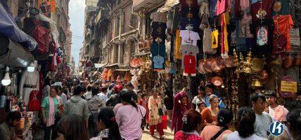 स्थानीय हाटबजारमा उपभोक्ताको घुइँचो