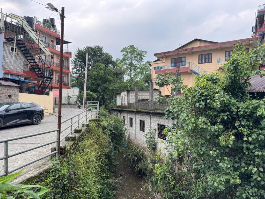 पोखराको अतिक्रमित फिर्के खोलालाई प्राकृतिक बहावमा ल्याइँदै