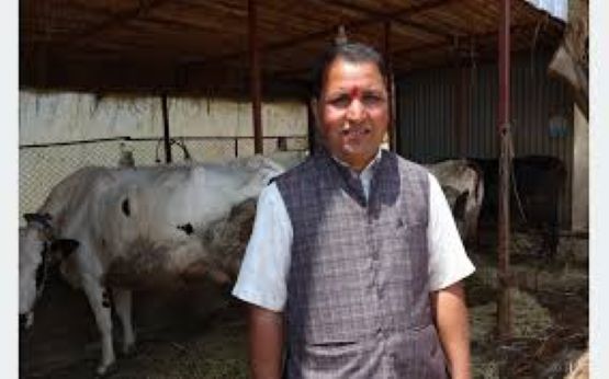 पशुपालनमा रमाइरहेका सापकोटा