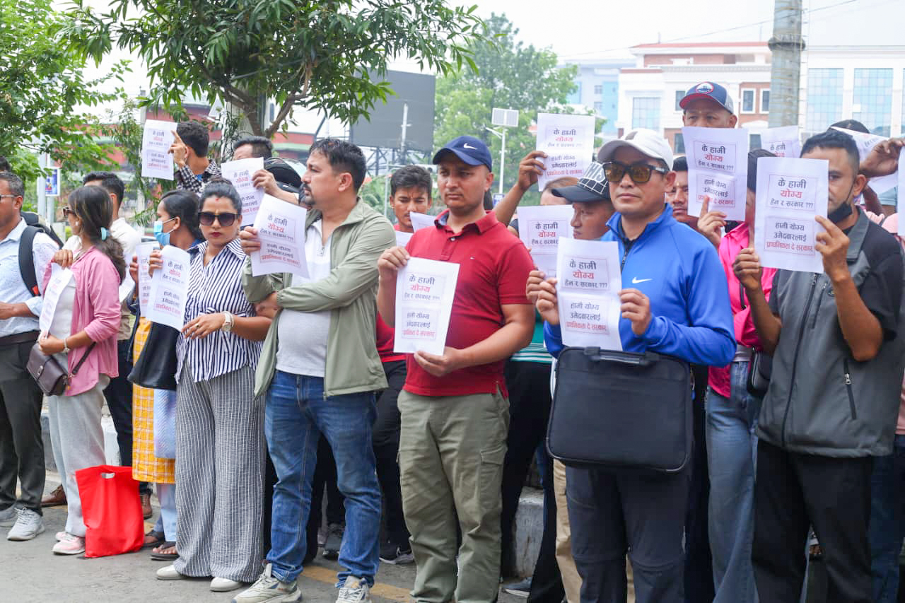 जनयुद्वका शहीद परिवारले घेरे मधेश प्रदेशको गृह मन्त्रालय