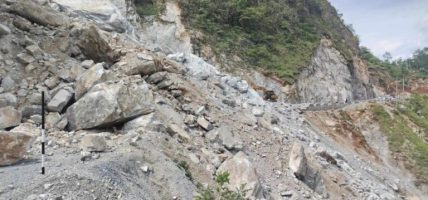सुख्खा पहिरोले शुक्रबारदेखि खाँदबारी–किमाथाङ्का सडकखण्ड अवरुद्ध