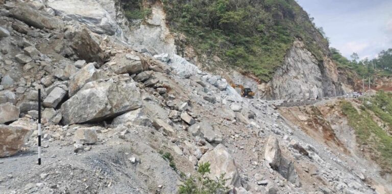 सुख्खा पहिरोले शुक्रबारदेखि खाँदबारी–किमाथाङ्का सडकखण्ड अवरुद्ध