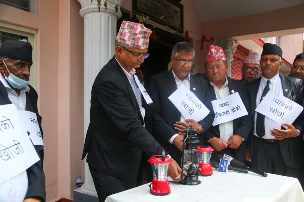 लालटिन बालेर अदालत प्रशासनविरुद्ध नेपाल बारको प्रतीकात्मक प्रदर्शन
