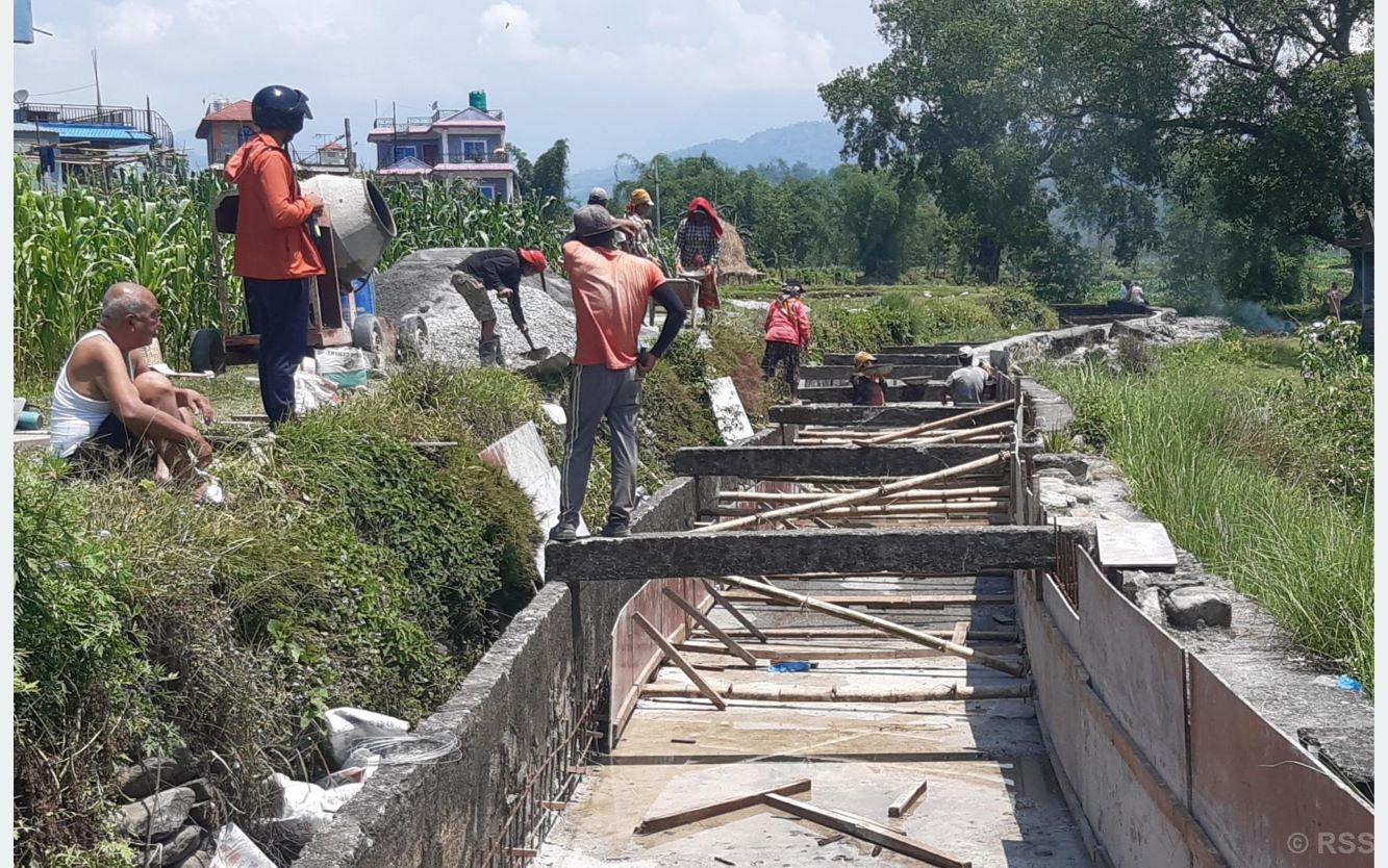 बेगनास सिँचाइ प्रणालीअन्तर्गतका शाखा नहर मर्मत गरिँदै