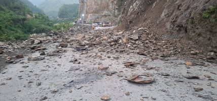 तुइन खोलामा खसेको सुख्खा पहिरो पन्छाएपछि मुग्लिन–नारायणगढ सडक सुचारु