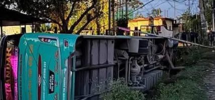 काठमाडौंबाट बीरगन्जका लागि छुटेको बस दुर्घटनाग्रस्त