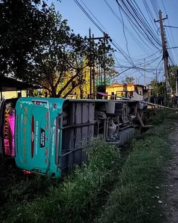 काठमाडौंबाट बीरगन्जका लागि छुटेको बस दुर्घटनाग्रस्त