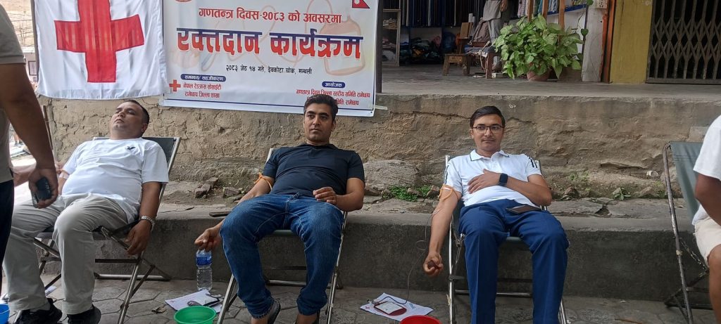 गणतन्त्र दिवसको अवसरमा रामेछापमा रक्तदान तथा नि:शुल्क स्वास्थ्य शिविर