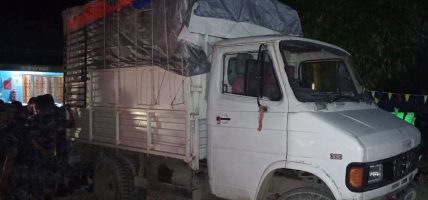 सिरहामा ४० लाखभन्दा बढी मूल्यको अवैध सामानसहित ट्रक पक्राउ, दुई जना नियन्त्रणमा