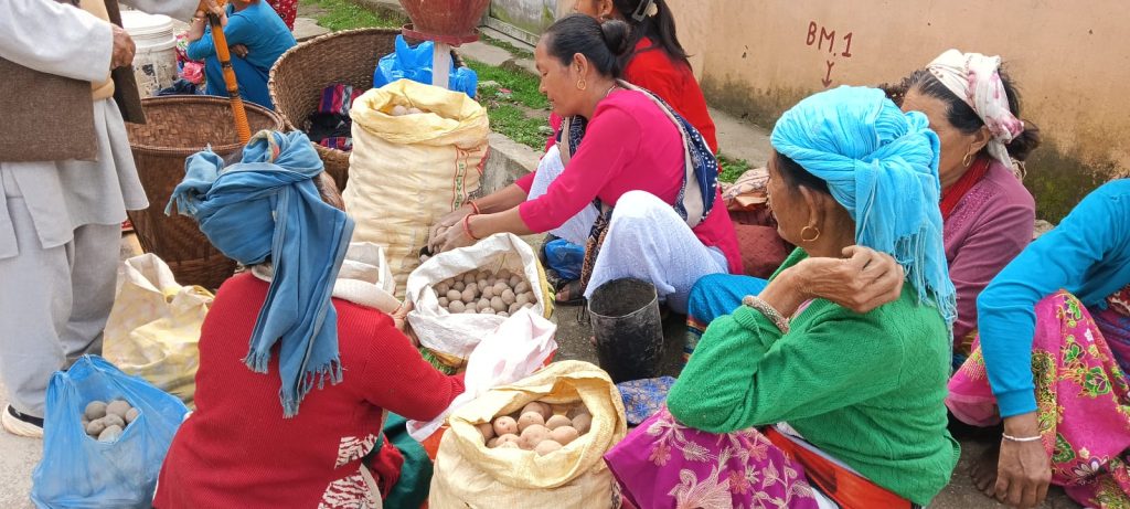 घट्दै हाटबजार, हराउँदै स्थानीय उत्पादनको रौनक