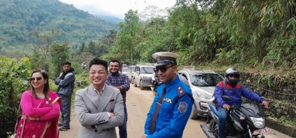 मेची राजमार्गको राजदुवाली खण्डमा फेरि सास्ती : जाममा परे सांसद राई, दिगो समाधानको माग तीव्र