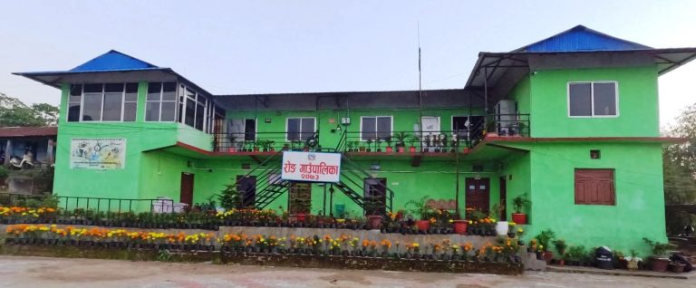 कार्यचाप र भौगोलिक चुनौतीका कारण रोङ गाउँपालिकामा आइतबार पनि सेवा प्रवाह