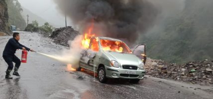 चितवनमा चलिरहेको कारमा ढुङ्गा खस्दा लाग्यो आगो, प्रहरीद्वारा नियन्त्रणमा