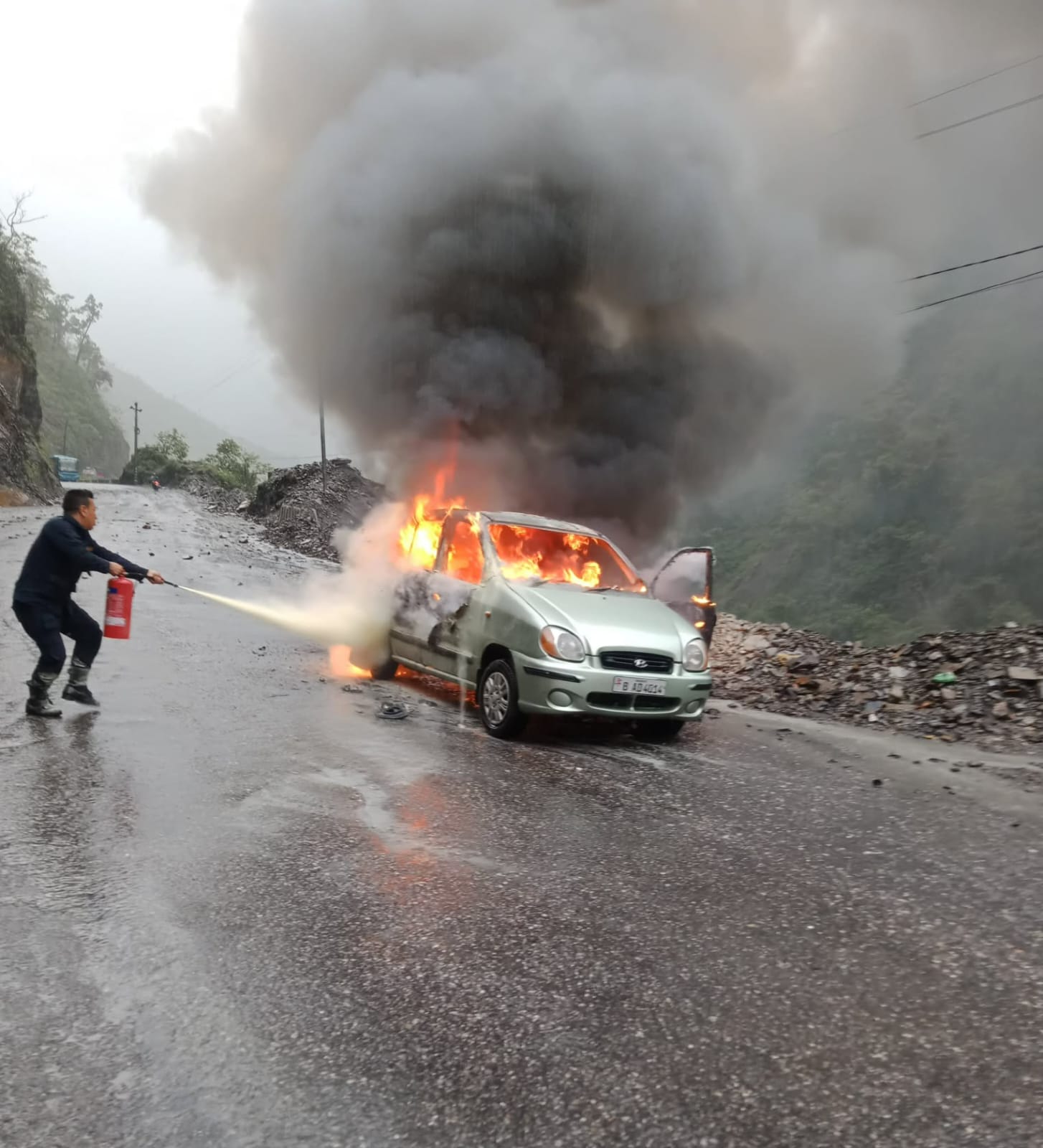 चितवनमा चलिरहेको कारमा ढुङ्गा खस्दा लाग्यो आगो, प्रहरीद्वारा नियन्त्रणमा