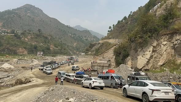 बाढीले क्षति पुर्याएको बीपी राजमार्ग पुनर्निर्माण तीव्र, जाइका मार्फत २ अर्ब ६० करोडमा ३.२ किमि सडक निर्माण हुने