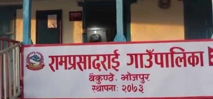 एसइईमा उत्कृष्ट विद्यार्थीलाई ल्यापटपसहित सम्मान