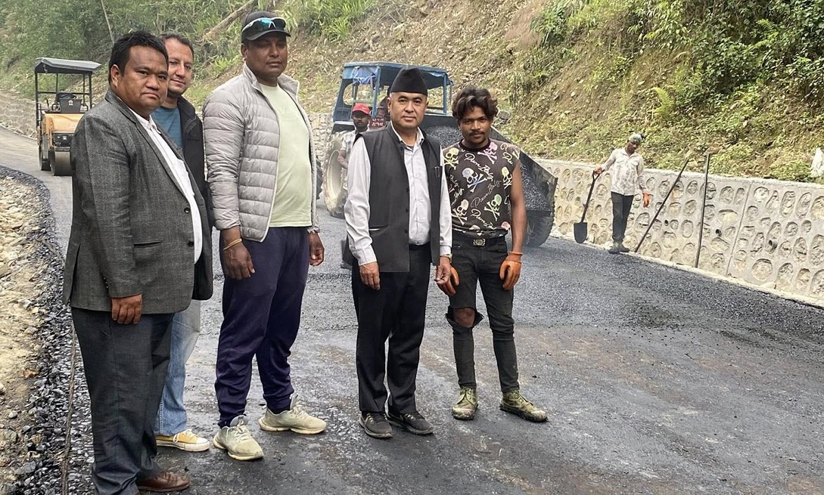 ‘ट्रयाक’ खुलेको अट्ठाइस वर्षपछि सडक कालोपत्र